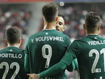 Wolfswinkel es felicitado tras marcar en El Molinón Wolfswinkel es felicitado tras marcar en El Molinón