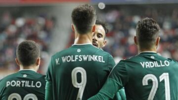 Wolfswinkel es felicitado tras marcar en El Molinón