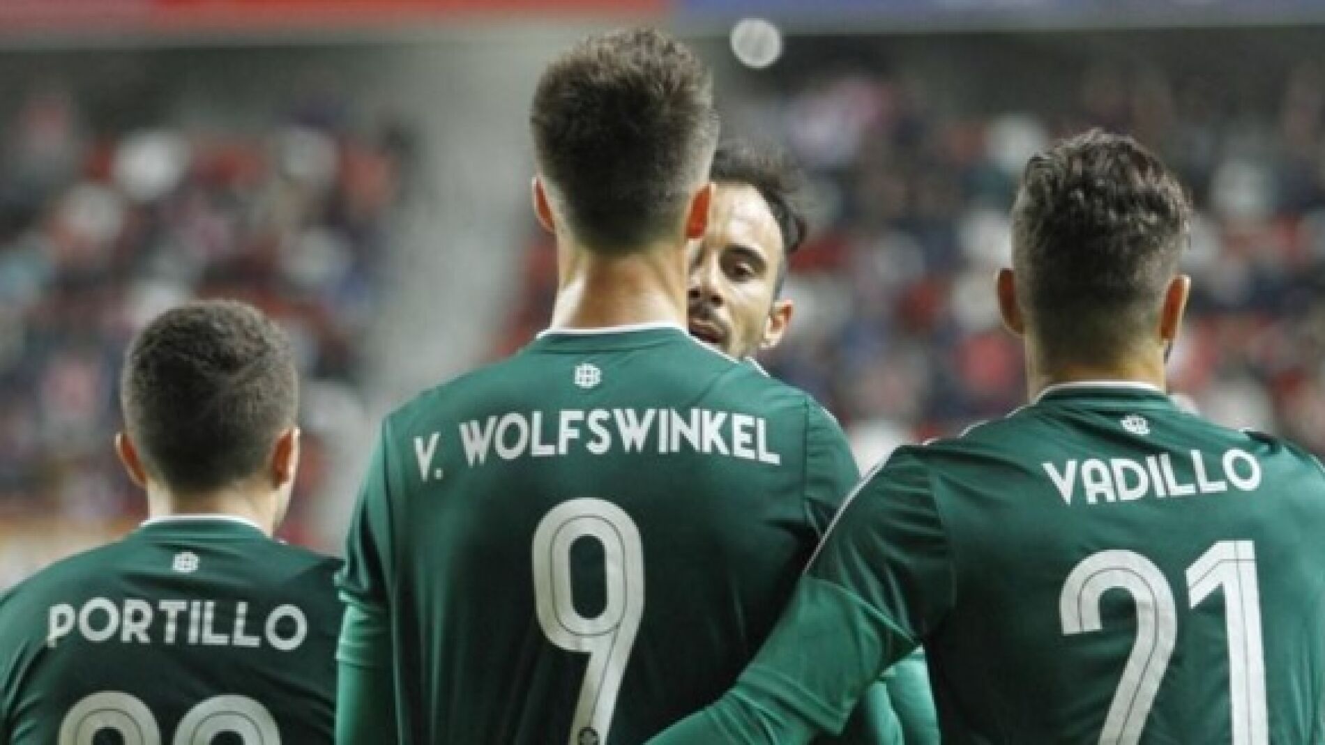 Wolfswinkel es felicitado tras marcar en El Molin&oacute;n
