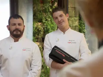 Cata a ciegas para elegir a sus ayudantes en la gran final Cata a ciegas para elegir a sus ayudantes en la gran final