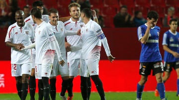 Los jugadores del Sevilla celebran un gol ante el Logroñes