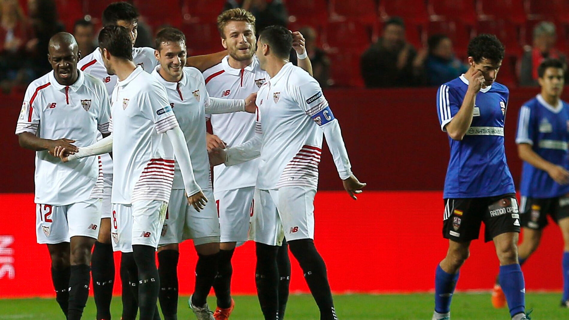 Los jugadores del Sevilla celebran un gol ante el Logro&ntilde;es