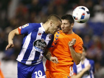  Jonathan Rodríguez disputa un balón con el defensa del Llagostera Aimar