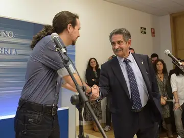 Pablo Iglesias y Miguel Ángel Revilla se saludan durante una rueda de prensa Pablo Iglesias y Miguel Ángel Revilla se saludan durante una rueda de prensa