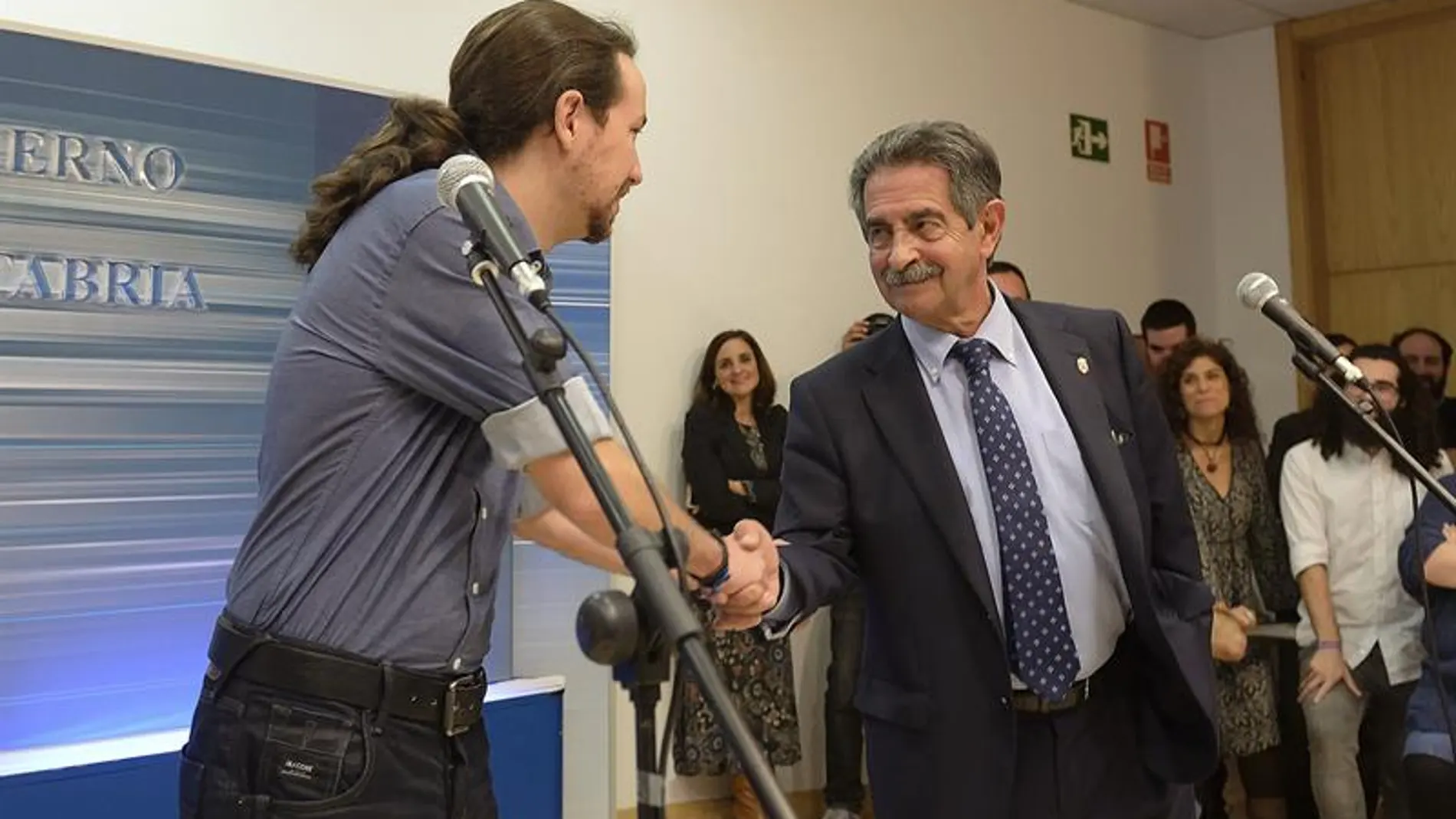 Pablo Iglesias y Miguel Ángel Revilla se saludan durante una rueda de prensa