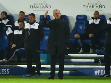 Mourinho protesta una acción en la banda Mourinho protesta una acción en la banda