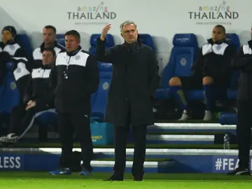 Mourinho protesta una acción en la banda Mourinho protesta una acción en la banda