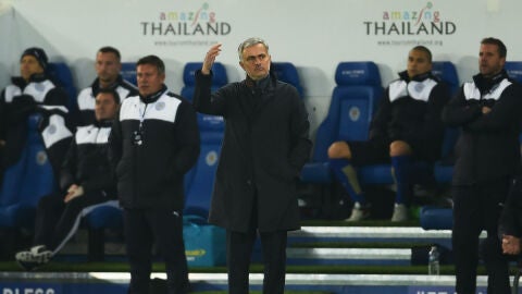 Mourinho protesta una acci&oacute;n en la banda