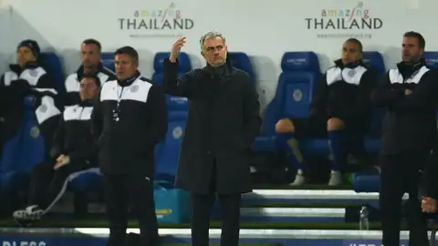 Mourinho protesta una acción en la banda Mourinho protesta una acción en la banda