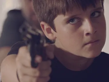 Nacho apunta con una pistola Nacho apunta con una pistola