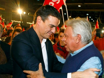 Pedro Sánchez y Felipe González durante un acto en Badajoz