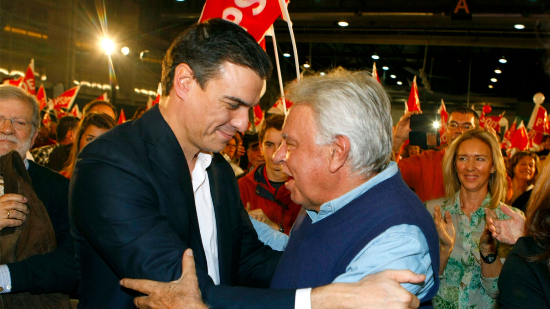 Pedro S&aacute;nchez y Felipe Gonz&aacute;lez durante un acto en Badajoz