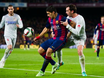 Luis Suárez, en acción ante Diego Godín