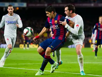 Luis Suárez, en acción ante Diego Godín Luis Suárez, en acción ante Diego Godín