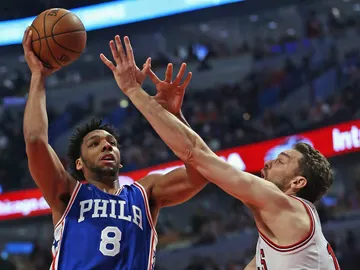 Pau Gasol defiende a Okafor en el partido ante Philadelphia 76ers Pau Gasol defiende a Okafor en el partido ante Philadelphia 76ers