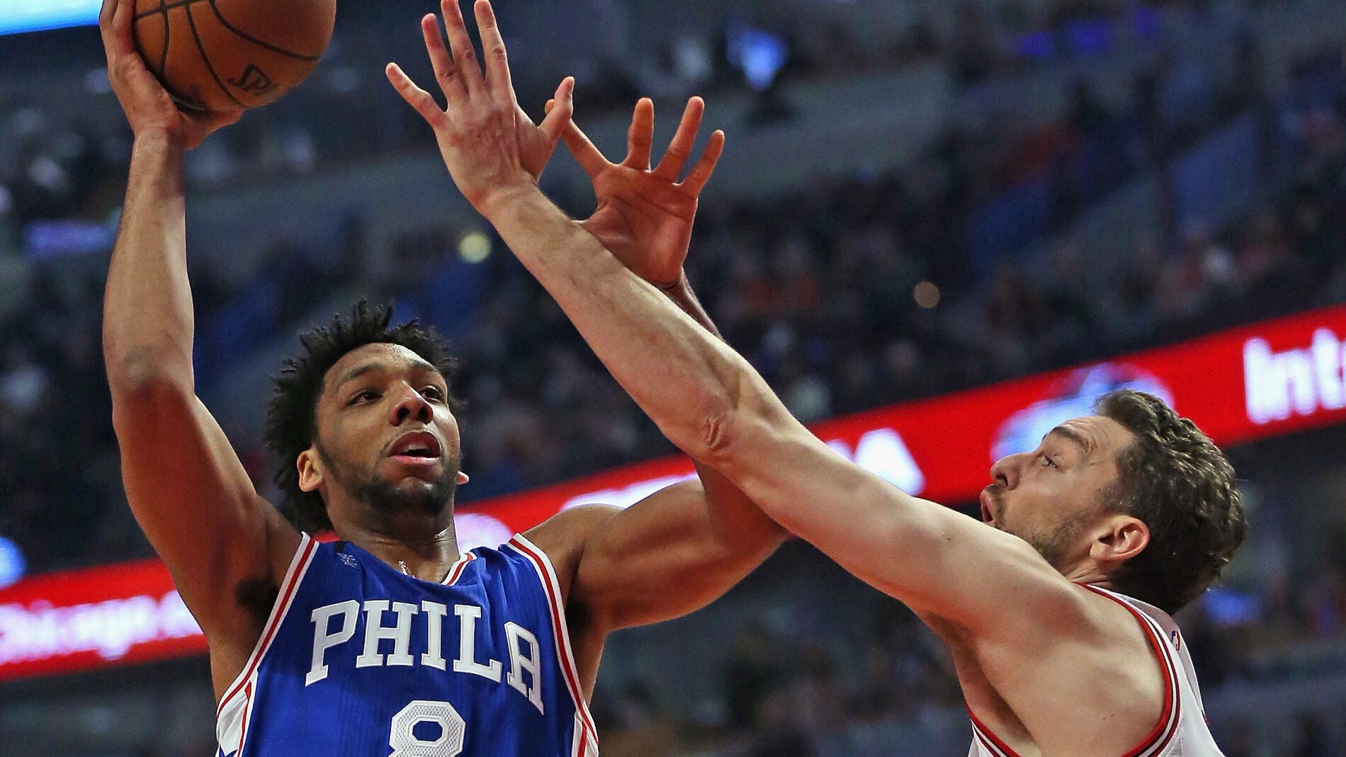 Pau Gasol defiende a Okafor en el partido ante Philadelphia 76ers