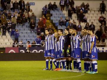 Minuto de silencio de los jugadores del Deportivo