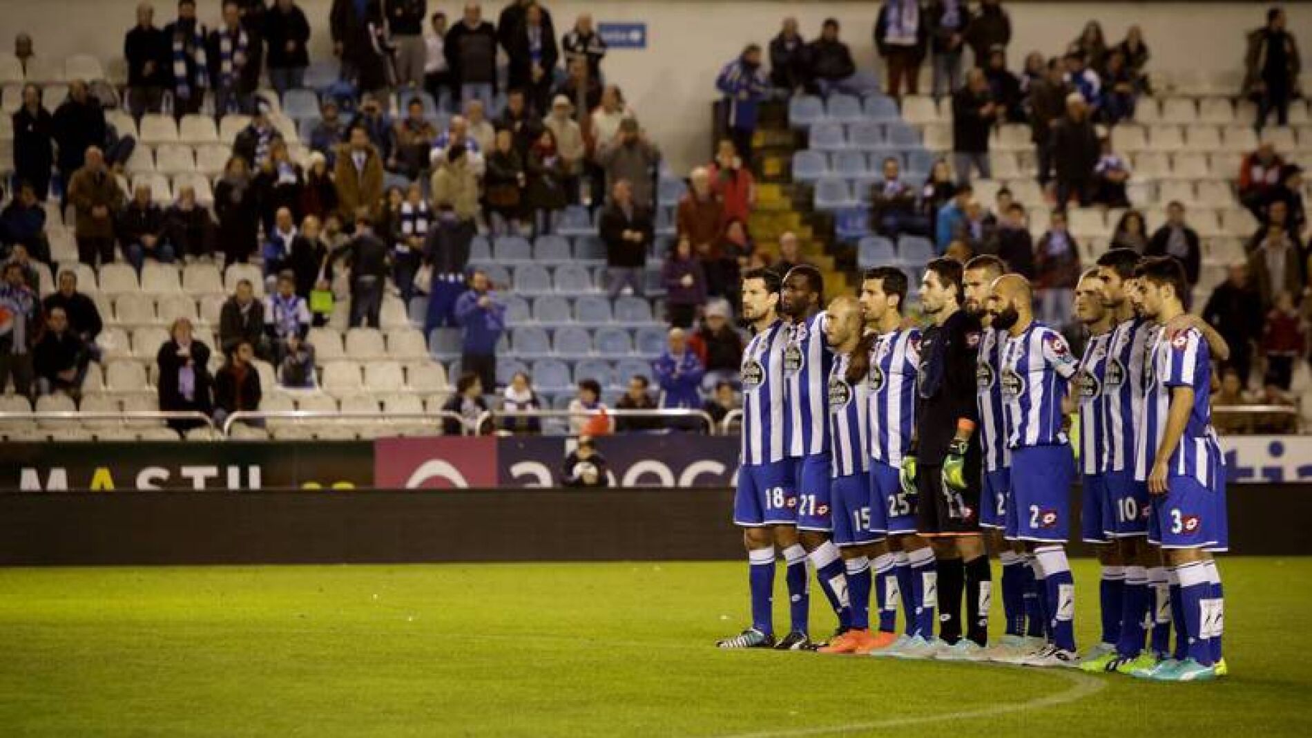Minuto de silencio de los jugadores del Deportivo