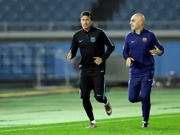 Neymar pisa el césped y realiza carrera continúa con su recuperador Neymar pisa el césped y realiza carrera continúa con su recuperador