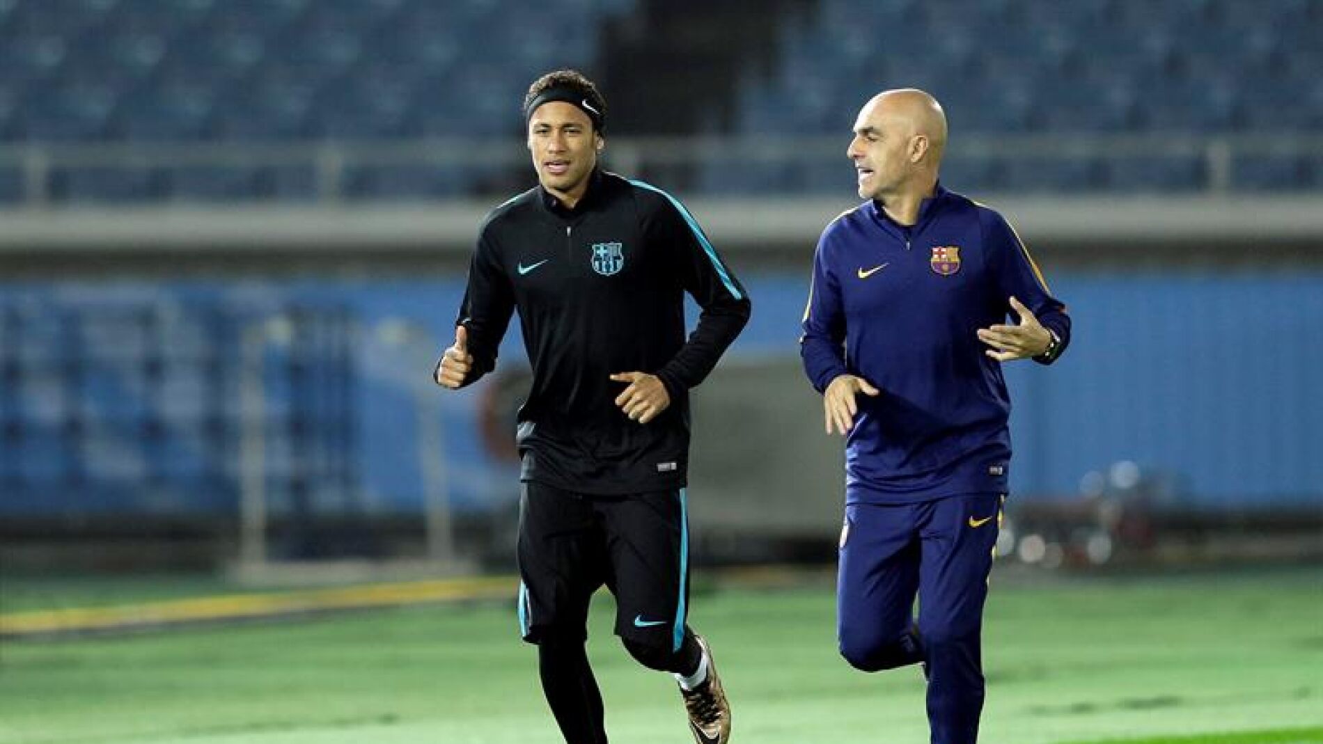 Neymar pisa el c&eacute;sped y realiza carrera contin&uacute;a con su recuperador
