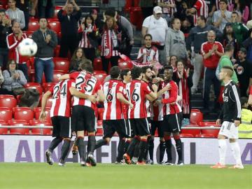 Los jugadores del Athletic celebran un gol ante la Balompédica Linense en Copa