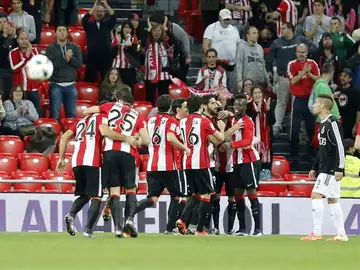 Los jugadores del Athletic celebran un gol ante la Balompédica Linense en Copa Los jugadores del Athletic celebran un gol ante la Balompédica Linense en Copa