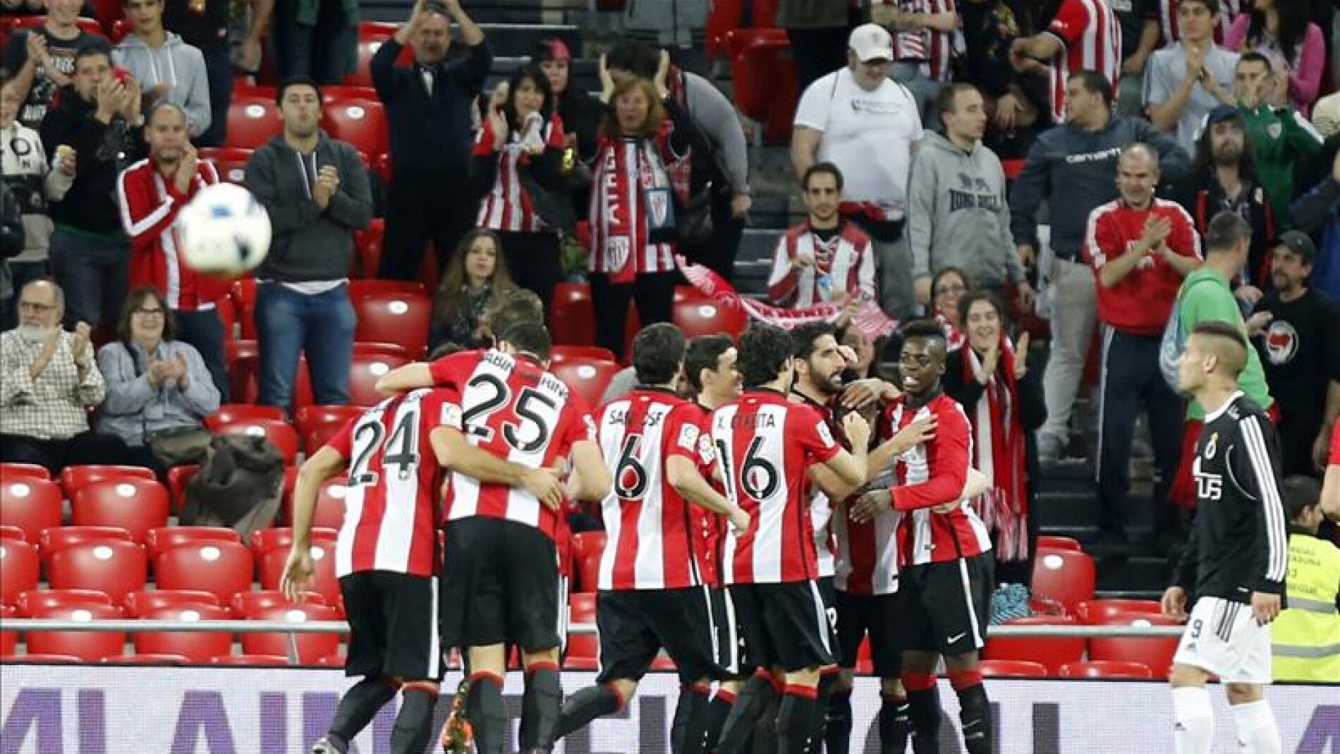 Los jugadores del Athletic celebran un gol ante la Balomp&eacute;dica Linense en Copa