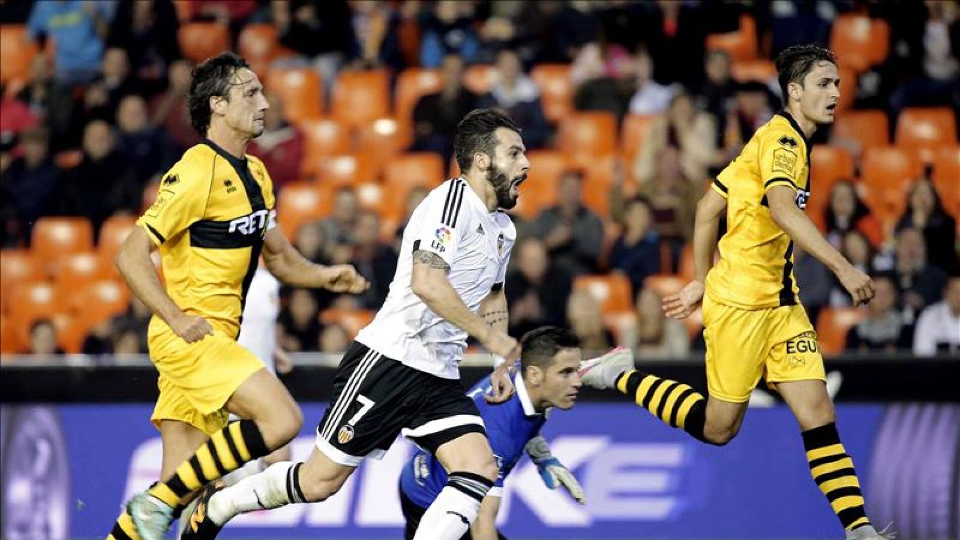 Negredo volvi&oacute; a jugar y se reencontr&oacute; con el gol en Mestalla