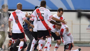 Los jugadores de River Plate celebran el gol de la victoria