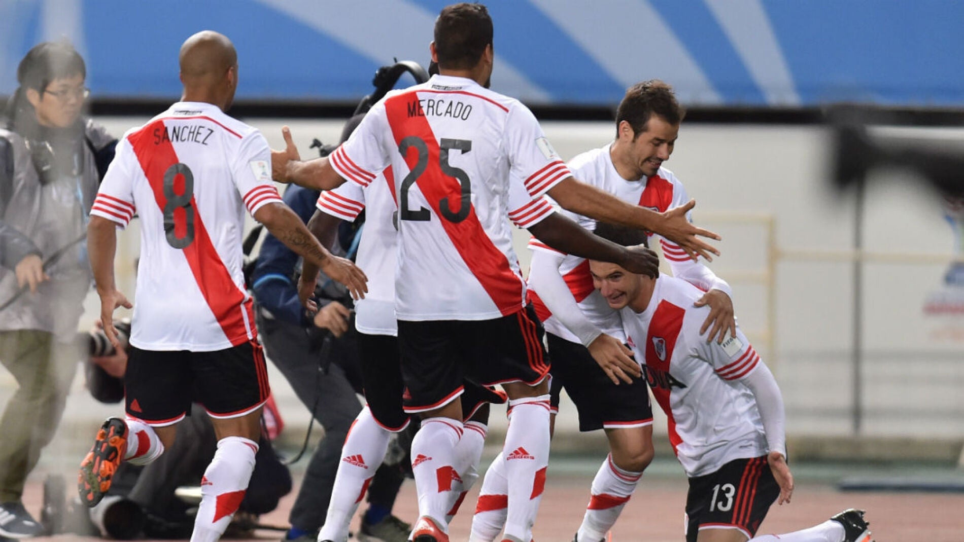 Los jugadores de River Plate celebran el gol de la victoria