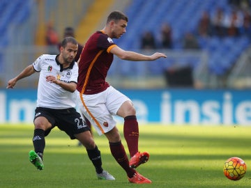 Dzeko pasa el balón en el partido ante el Spezia
