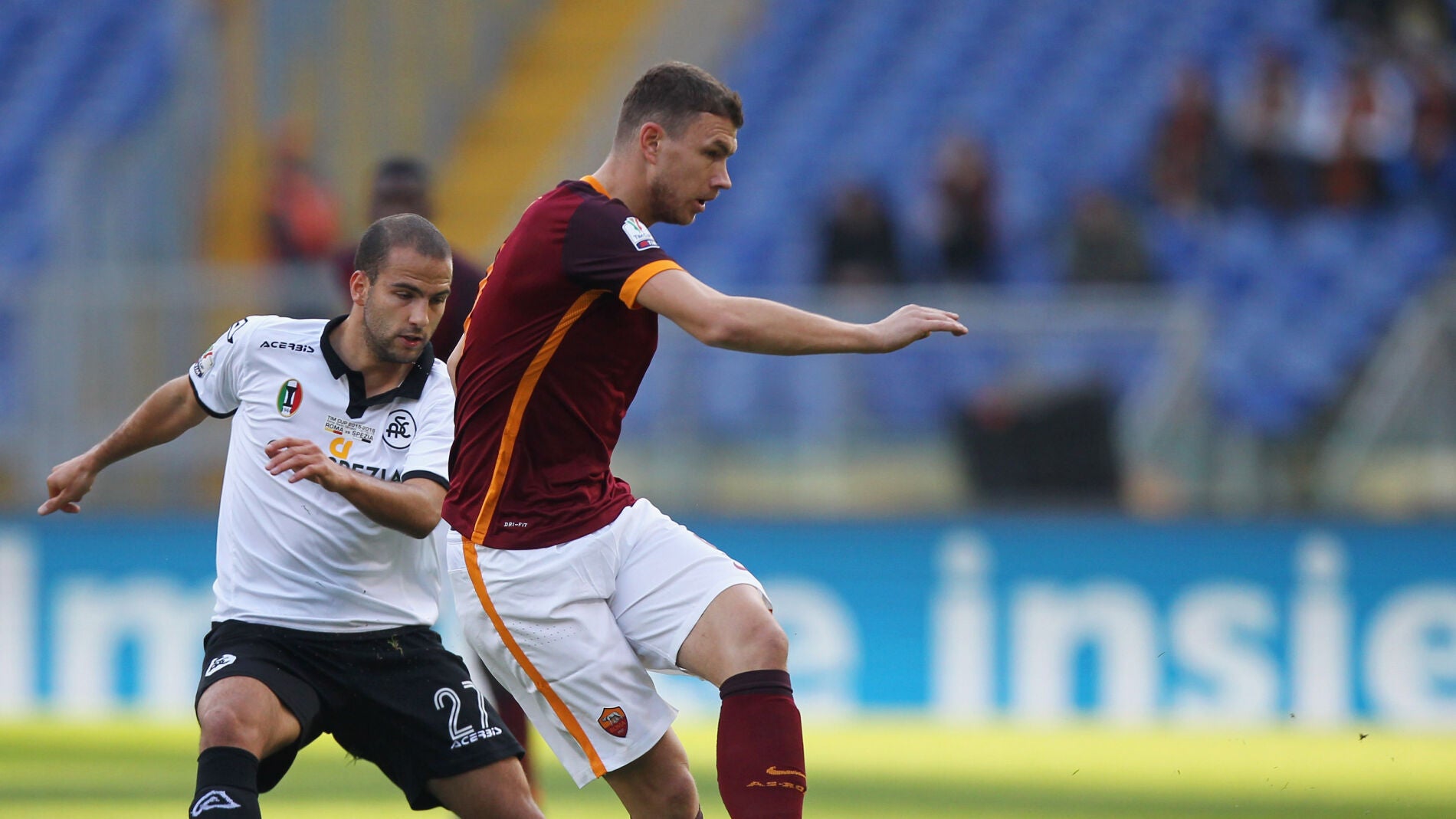 Dzeko pasa el bal&oacute;n en el partido ante el Spezia