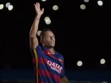 Adriano Correia, el lateral del F.C Barcelona, saludando a la afición Adriano Correia, el lateral del F.C Barcelona, saludando a la afición