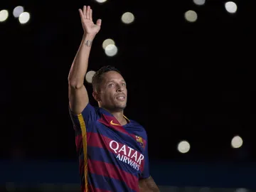Adriano Correia, el lateral del F.C Barcelona, saludando a la afición Adriano Correia, el lateral del F.C Barcelona, saludando a la afición