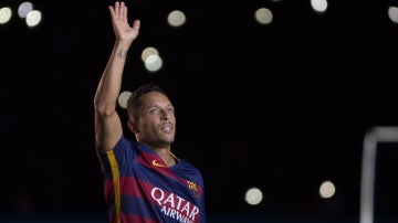 Adriano Correia, el lateral del F.C Barcelona, saludando a la afición