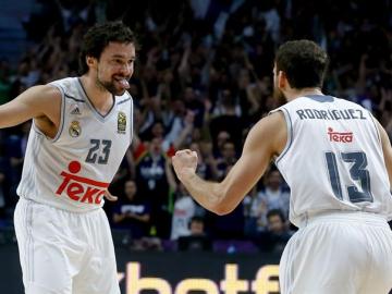 Sergio Rodríguez y Llull celebran el pase del Real Madrid al Top 16 de la Euroliga