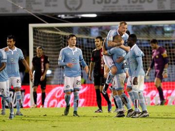 Los jugadores del Celta celebran la victoria del equipo gallego