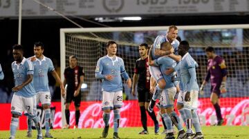 Los jugadores del Celta celebran la victoria del equipo gallego