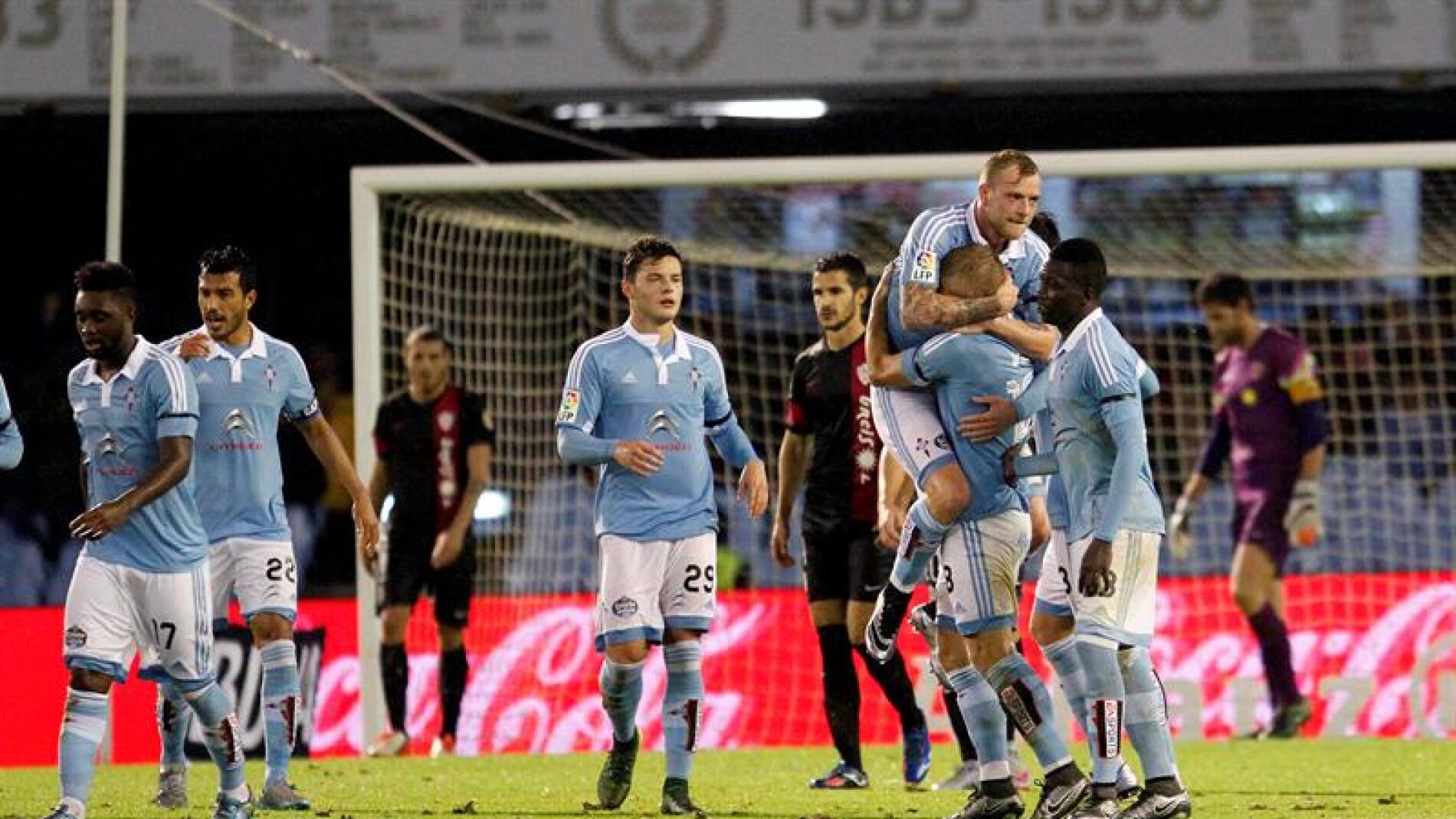 Los jugadores del Celta celebran la victoria del equipo gallego