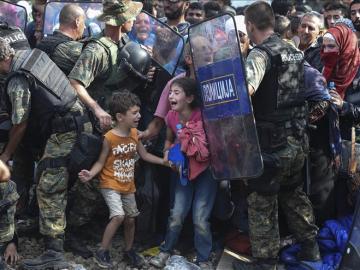 Dos menores refugiados en la frontera greco-macedonia, foto del año de Unicef