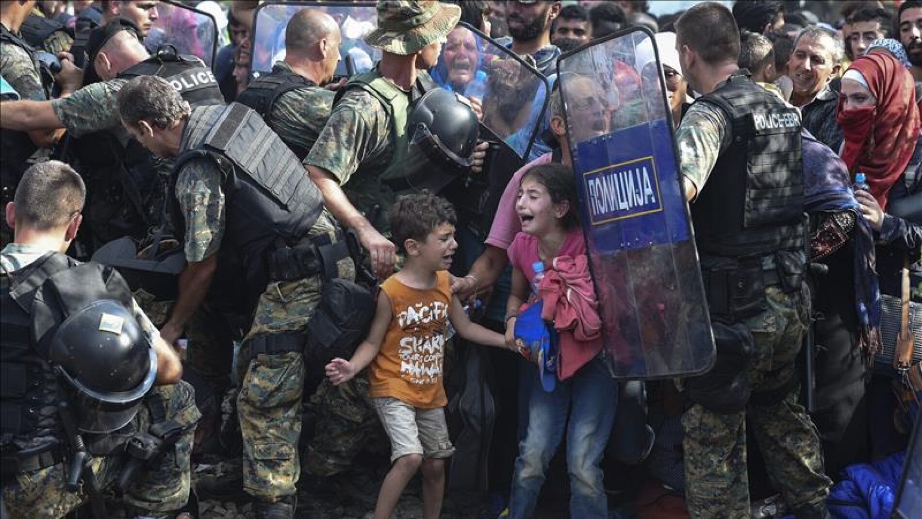 Dos menores refugiados en la frontera greco-macedonia, foto del a&ntilde;o de Unicef