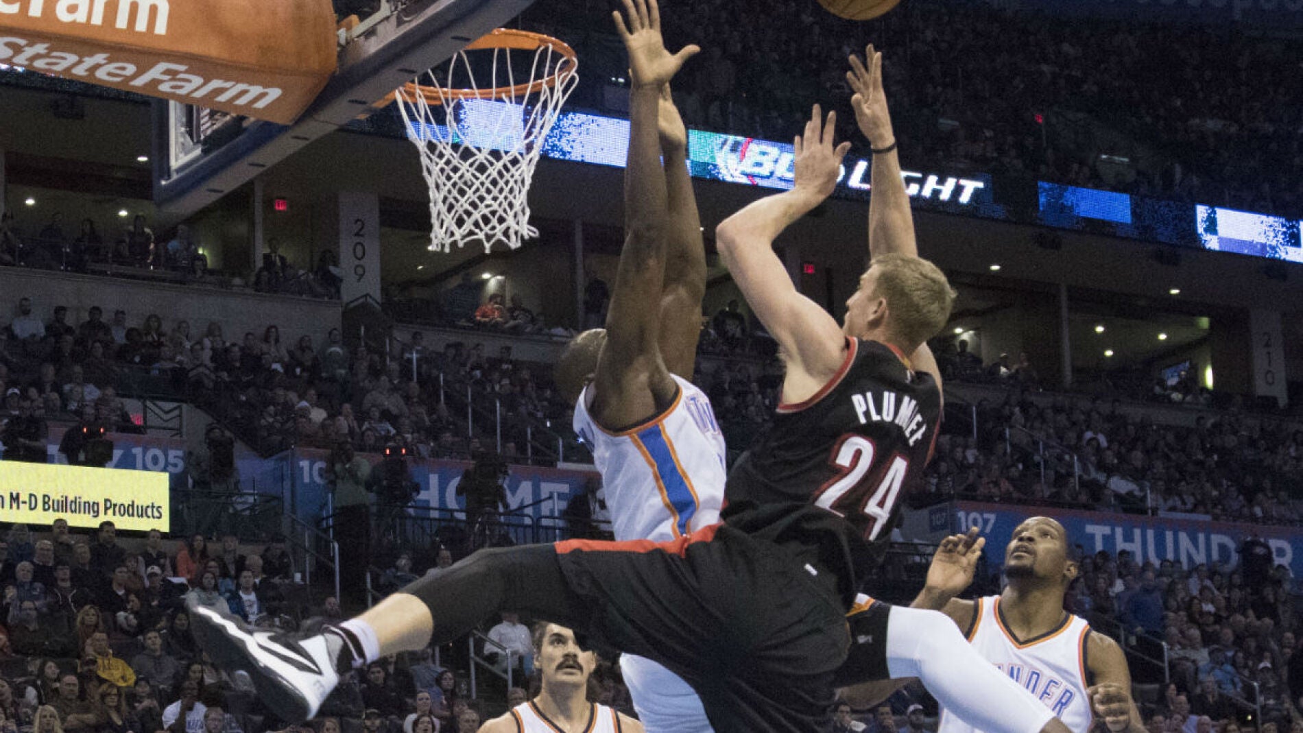 Serge Ibaka pone un tap&oacute;n