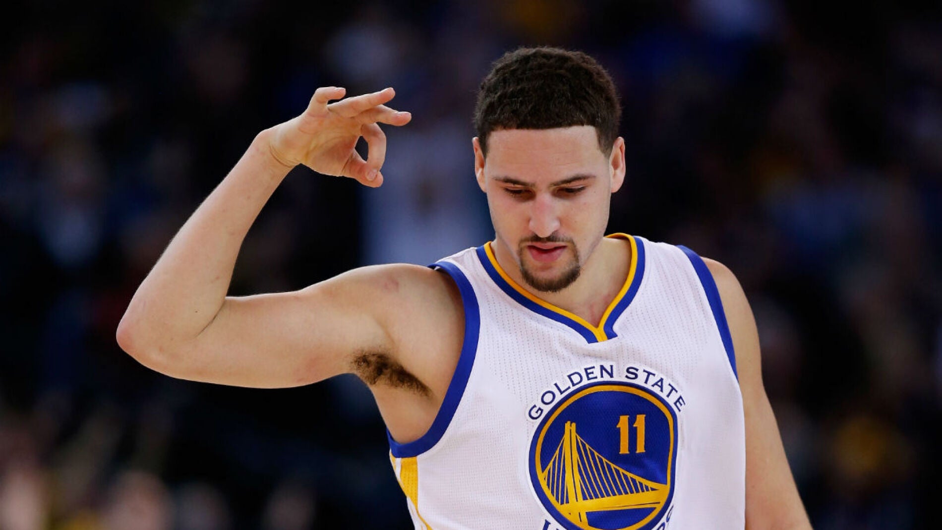 Klay Thompson celebra una canasta ante los Suns