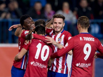 Los jugadores del Atlético celebran el gol de Thomas ante el Reus