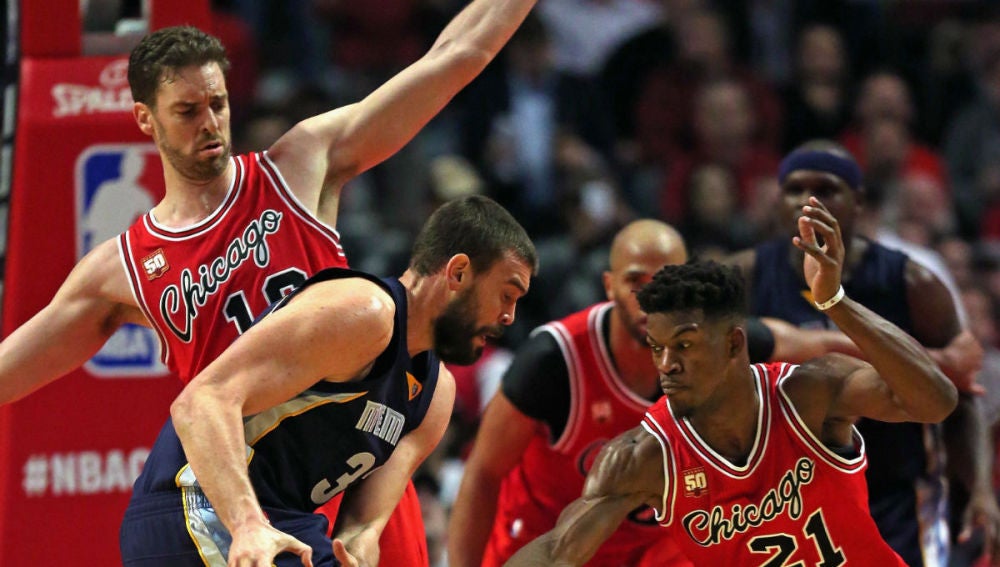 Pau Gasol defiende una jugada ante su hermano Marc