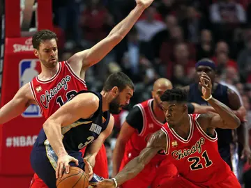 Pau Gasol defiende una jugada ante su hermano Marc Pau Gasol defiende una jugada ante su hermano Marc