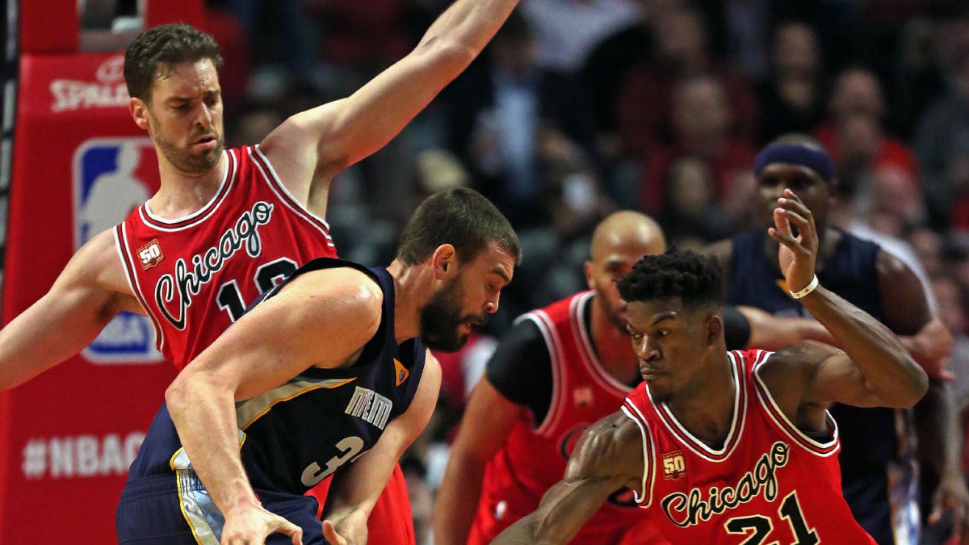 Pau Gasol defiende una jugada ante su hermano Marc
