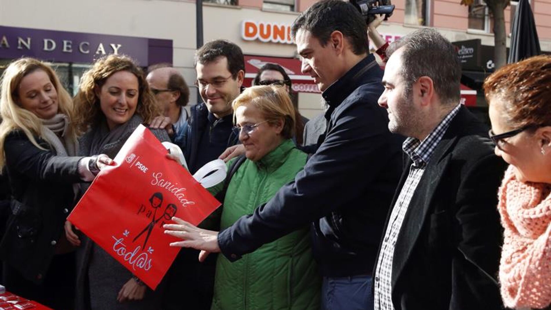  Pedro S&aacute;nchez con simpatizantes 