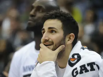 Ricky Rubio observa el juego desde el banquillo Ricky Rubio observa el juego desde el banquillo