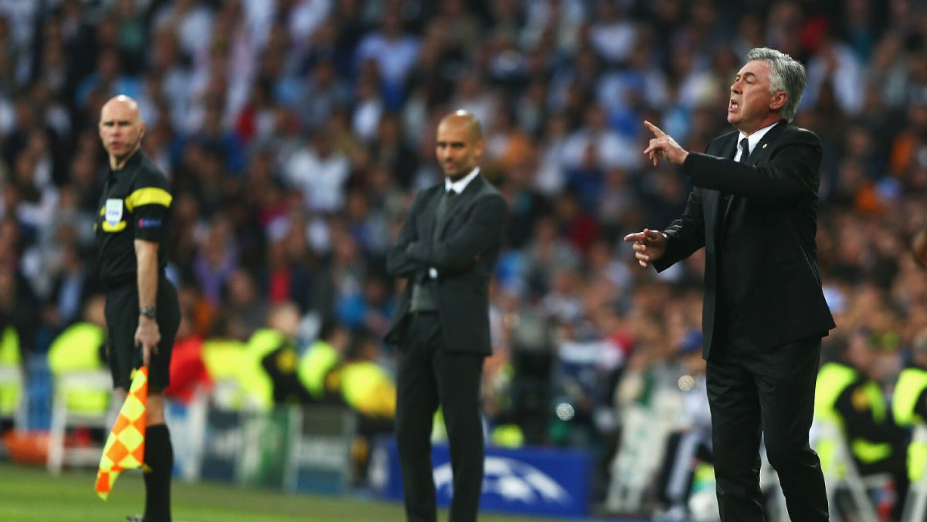 Ancelotti da instrucciones en la banda junto a Guardiola